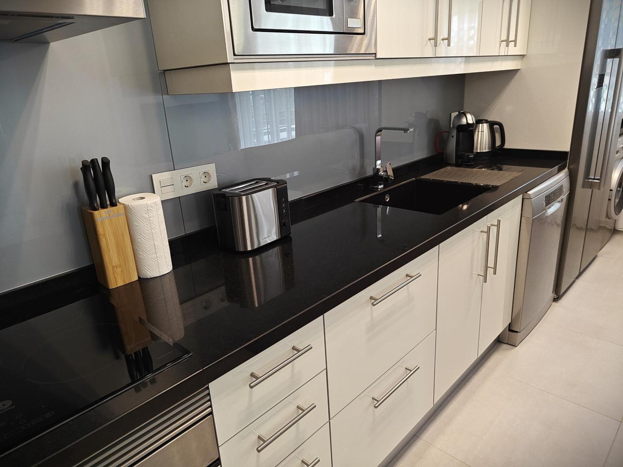 Sun Apartment - 3 Bedrooms, Priv Parking, Pool, Ac, Tv Channels, Fibre Net Los Cristianos  Eksteriør billede